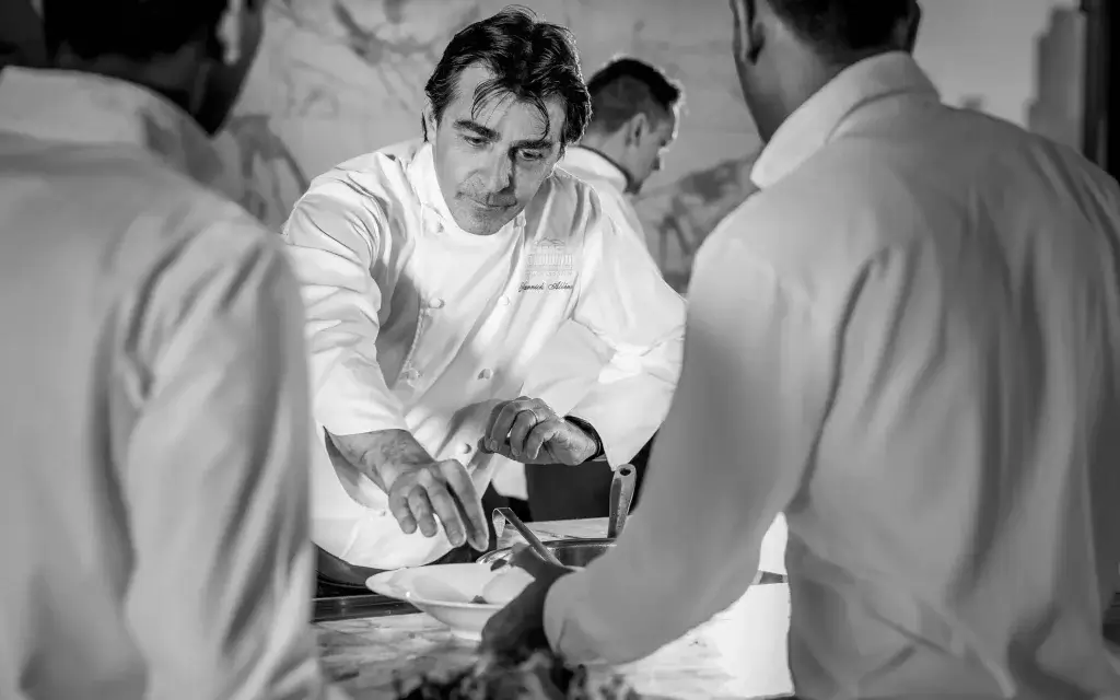 ootp stay chef yannick service 2 BW