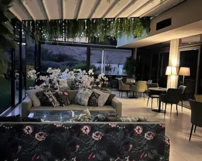 Restaurant & Lounge