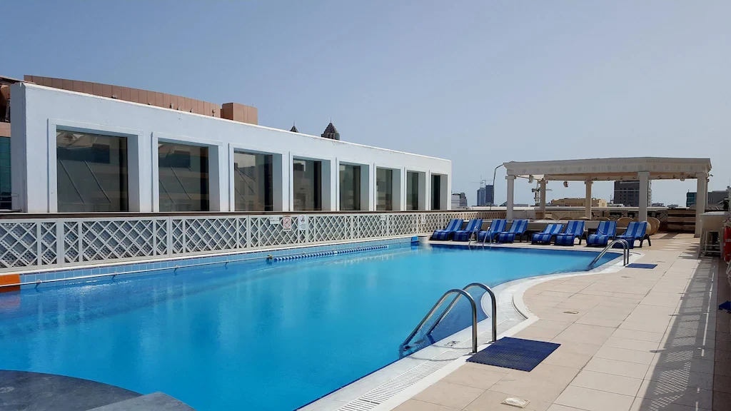 swimming pool [outdoor]