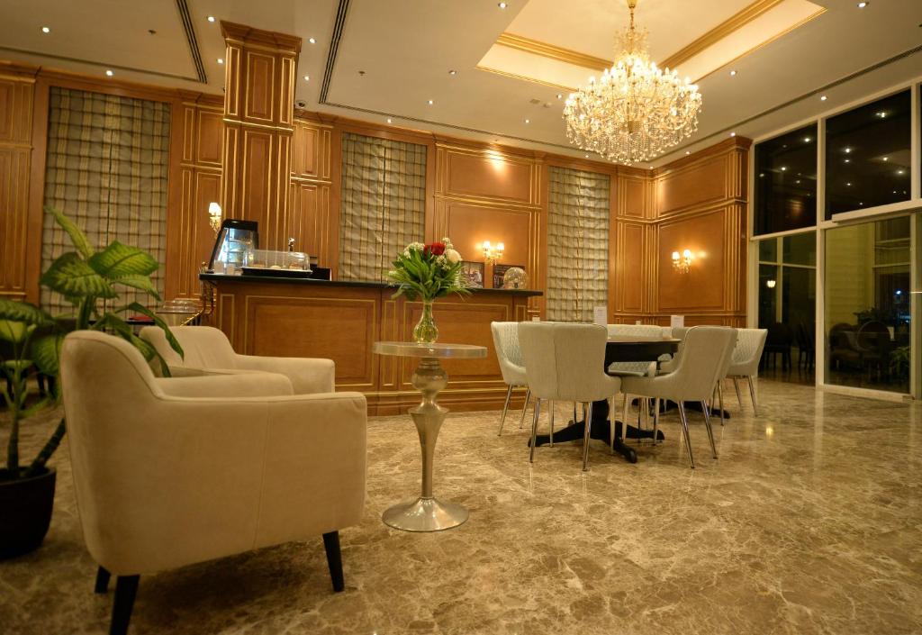 Strato Hotel By Warwick