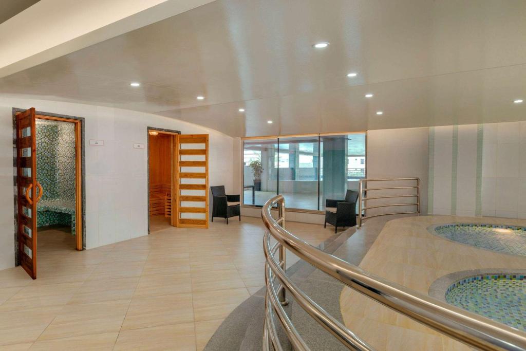 Ramada Hotel and Suites Amwaj Islands