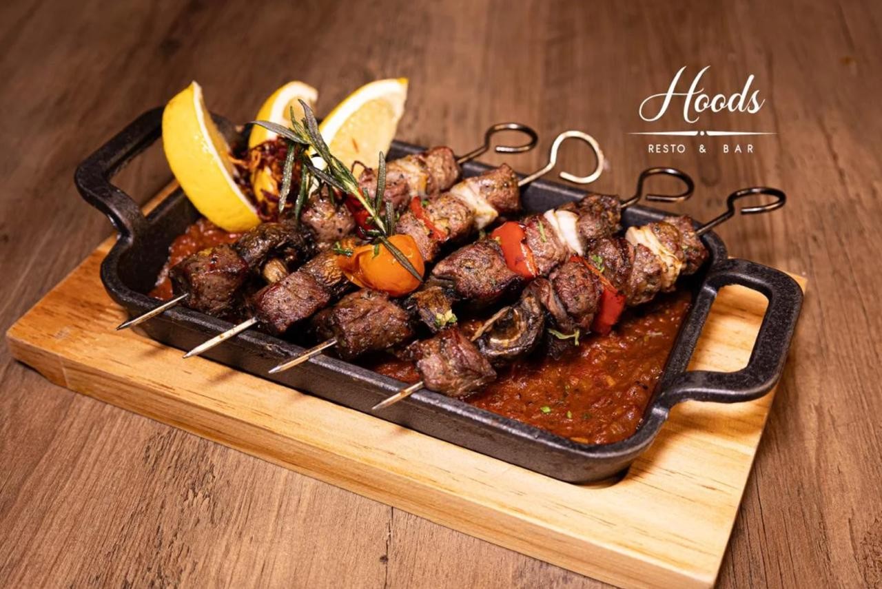 Hoods Resto & Bar