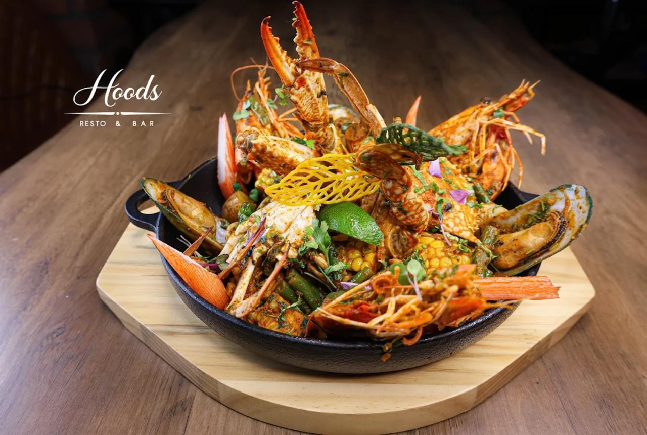 Hoods Resto & Bar