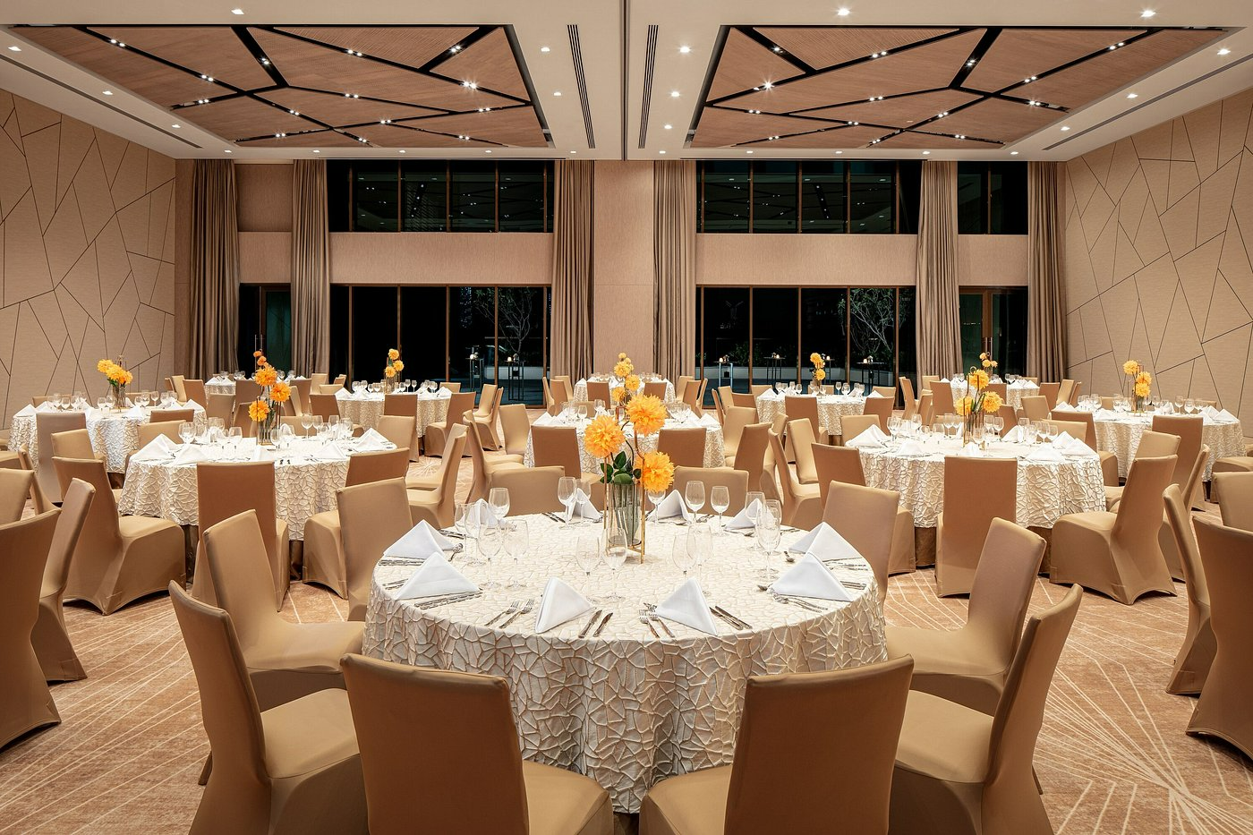 ballroom_with_banquet