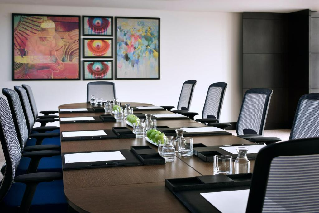 voco_riyadh_boardroom_10