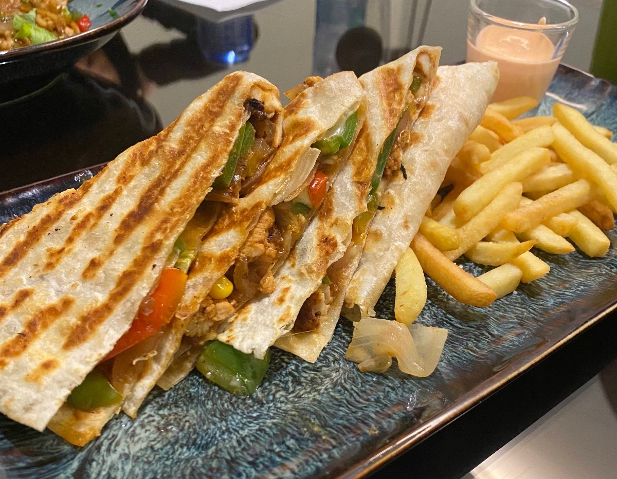 Tishreen Restaurant Ar Rass