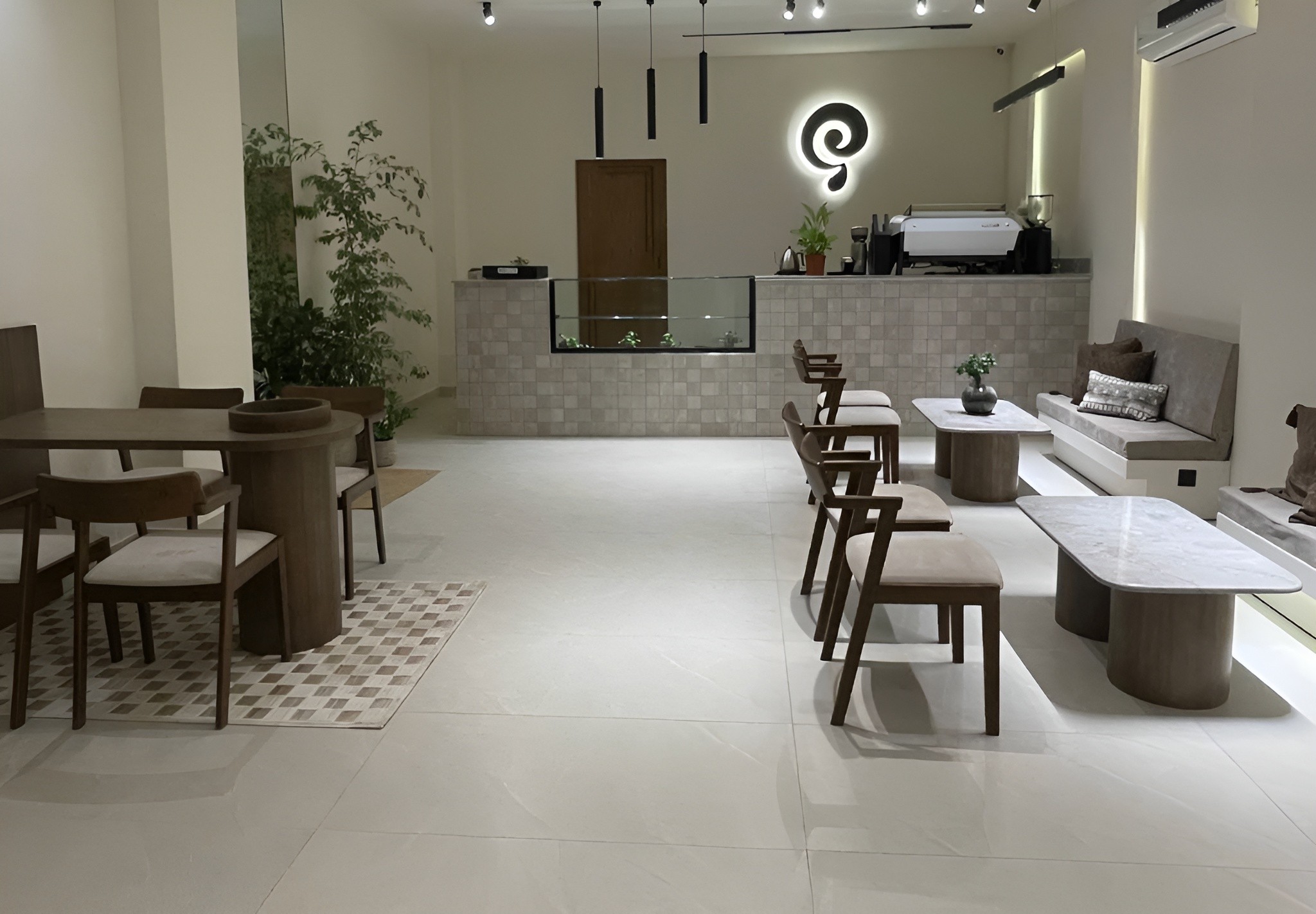 Elegant Cafe Sakaka