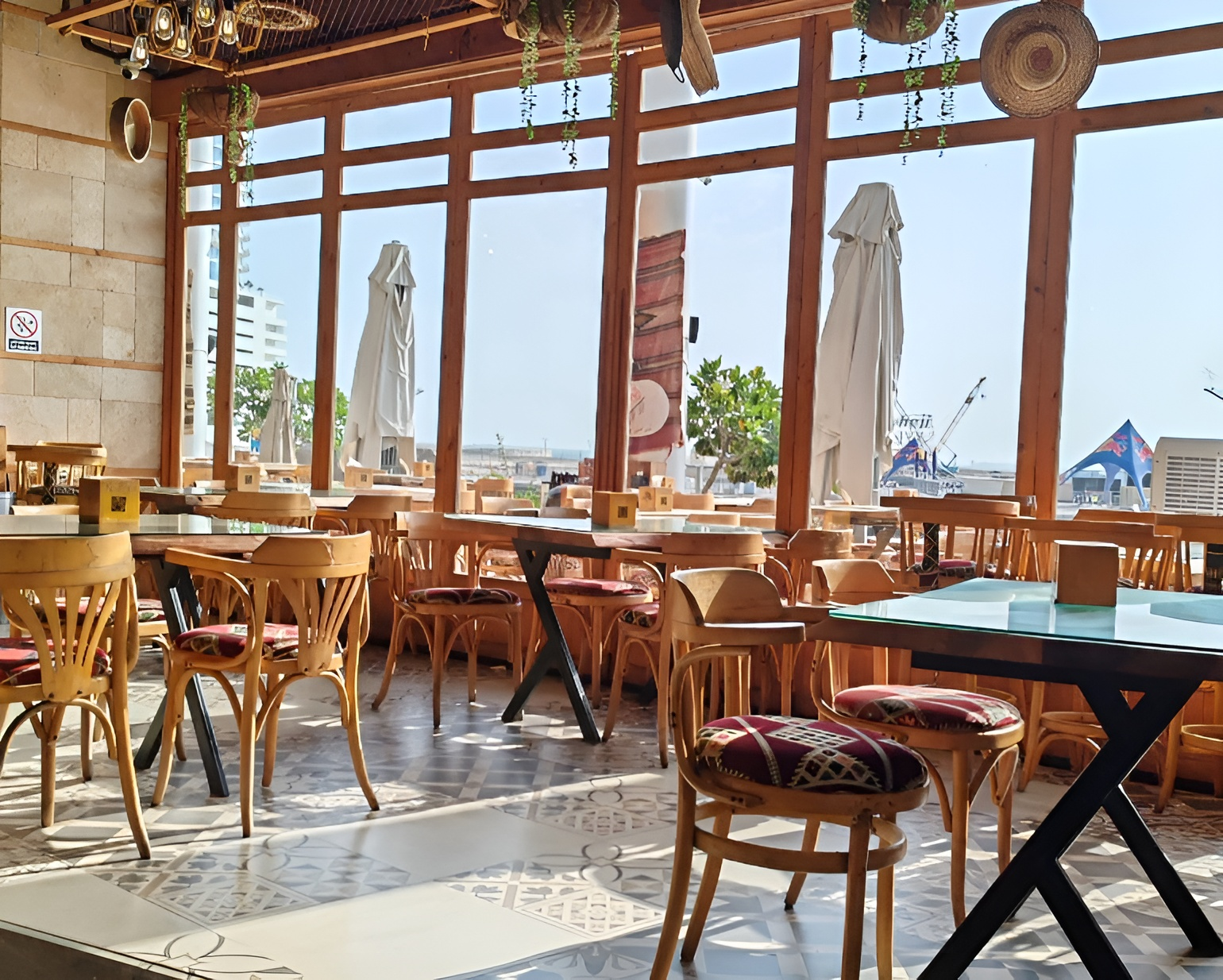 Chaise Cafe & Art Gallery