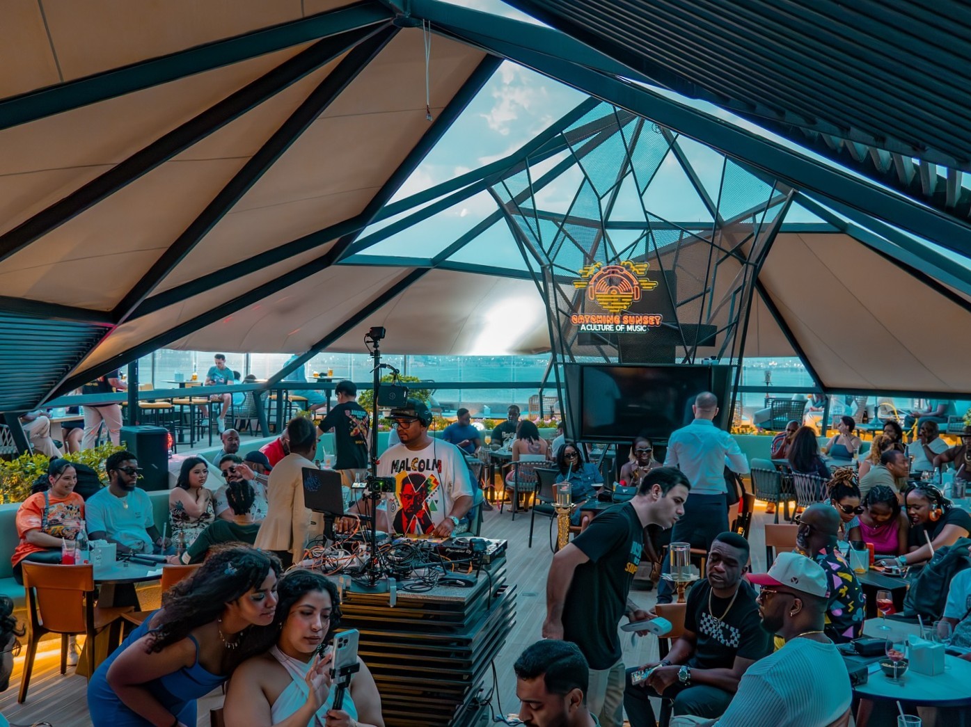 Cocoluna Lounge
