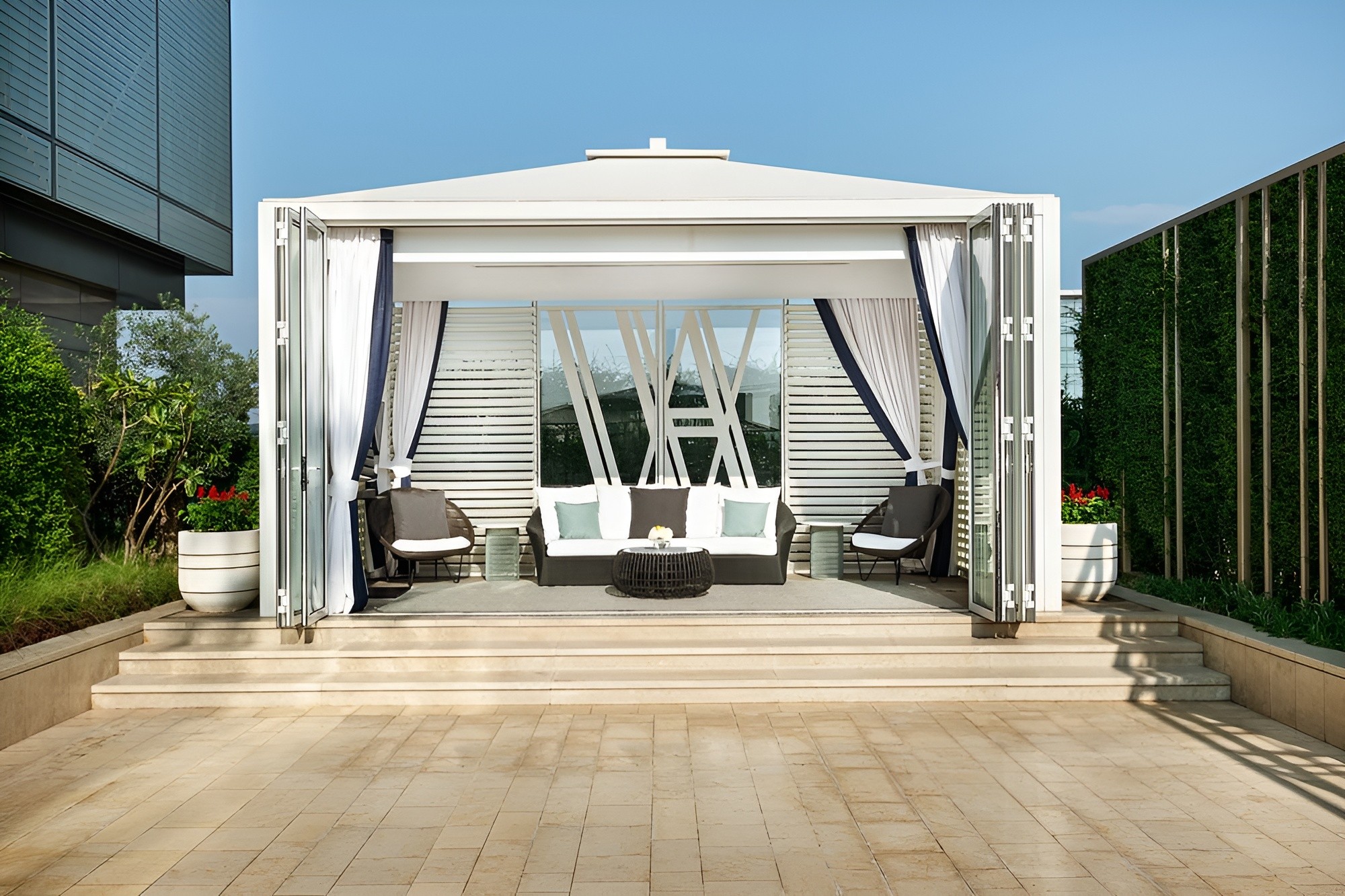 Oxio Poolside Lounge & Bar