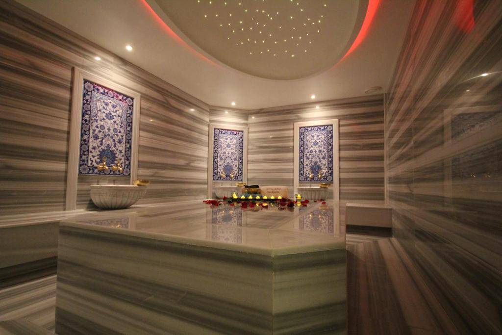 Grand Washington Hotel - a lobby with a reception desk and a ceiling at Grand Washington Hotel in Istanbul