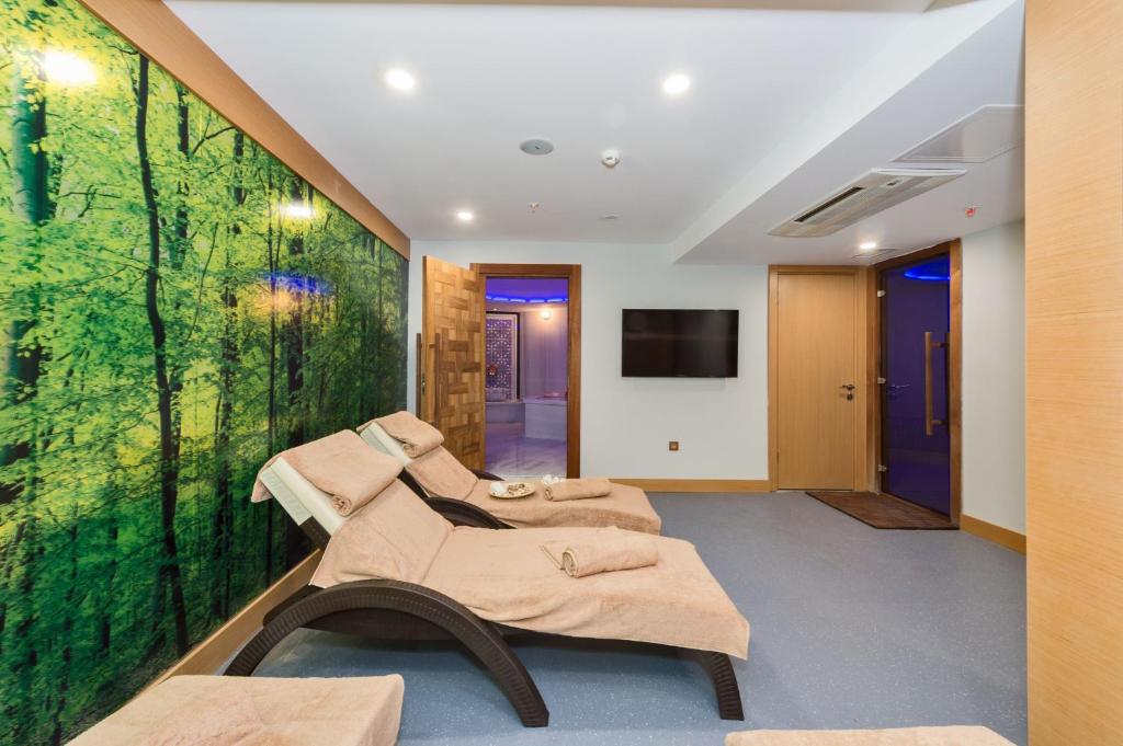 Hotel Boursier 1 & Spa - a treatment room with a large green wall at Hotel Boursier 1 &amp; Spa in Istanbul