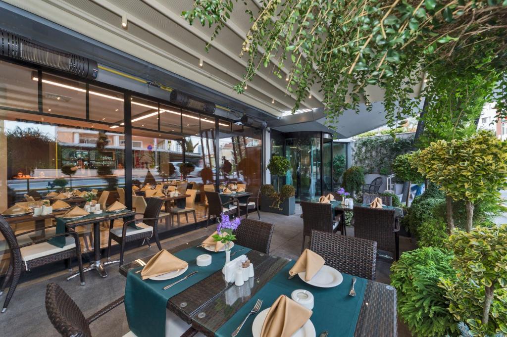 Hotel Boursier 1 & Spa - an image of a restaurant with tables and chairs at Hotel Boursier 1 &amp; Spa in Istanbul
