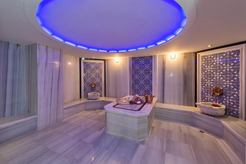 Hotel Boursier 1 & Spa - a bathroom with a tub and a purple ceiling at Hotel Boursier 1 &amp; Spa in Istanbul
