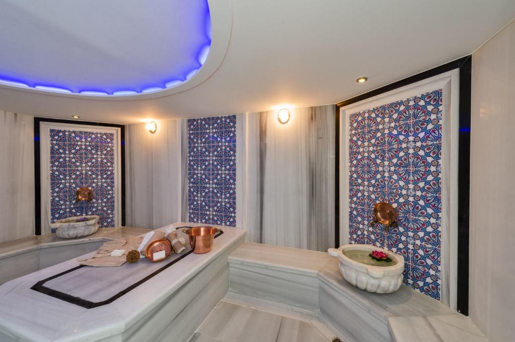 Hotel Boursier 1 & Spa - a bathroom with a tub and two windows at Hotel Boursier 1 &amp; Spa in Istanbul