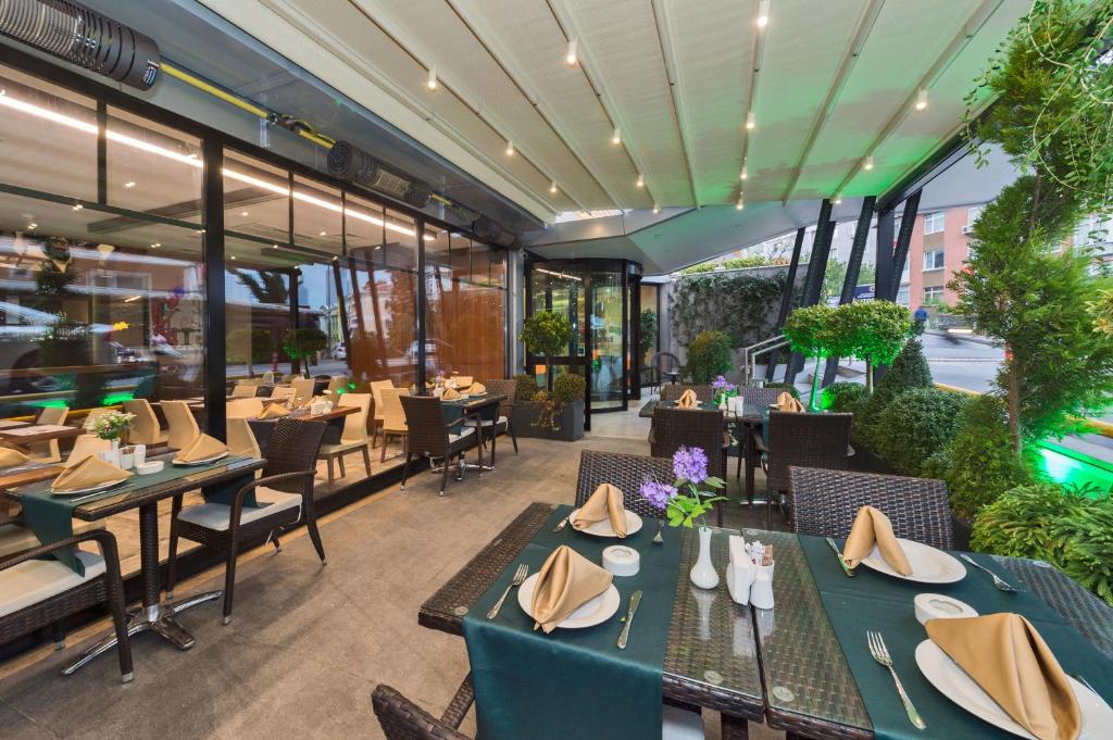 Hotel Boursier 1 & Spa - an empty restaurant with tables and chairs and tablesktop at Hotel Boursier 1 &amp; Spa in Istanbul