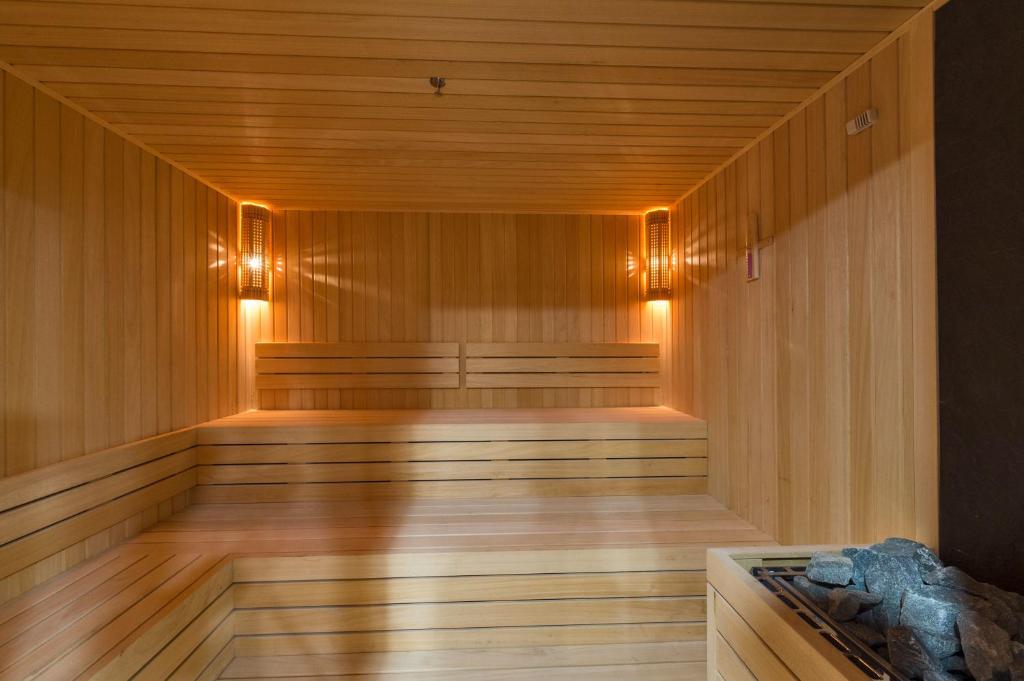 Hotel Boursier 1 & Spa - a sauna with wood paneling and lights on the wall at Hotel Boursier 1 &amp; Spa in Istanbul