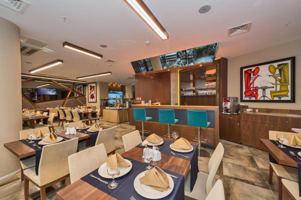 Hotel Boursier 1 & Spa - a restaurant with tables and chairs and a bar at Hotel Boursier 1 &amp; Spa in Istanbul