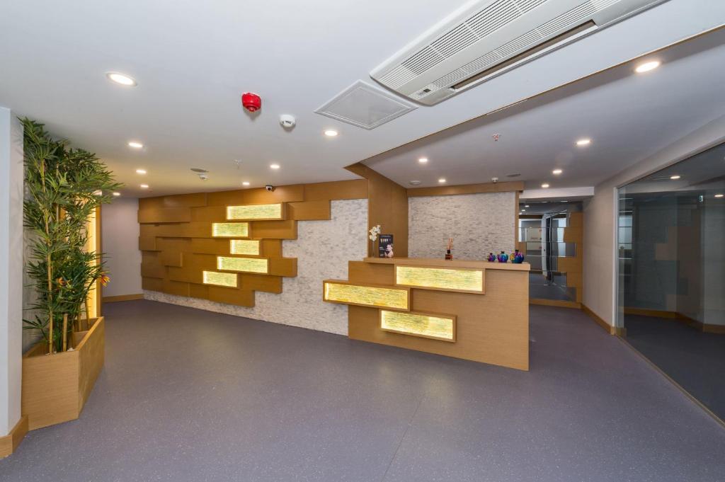 Hotel Boursier 1 & Spa - an office with a lobby with a reception desk and a wall at Hotel Boursier 1 &amp; Spa in Istanbul