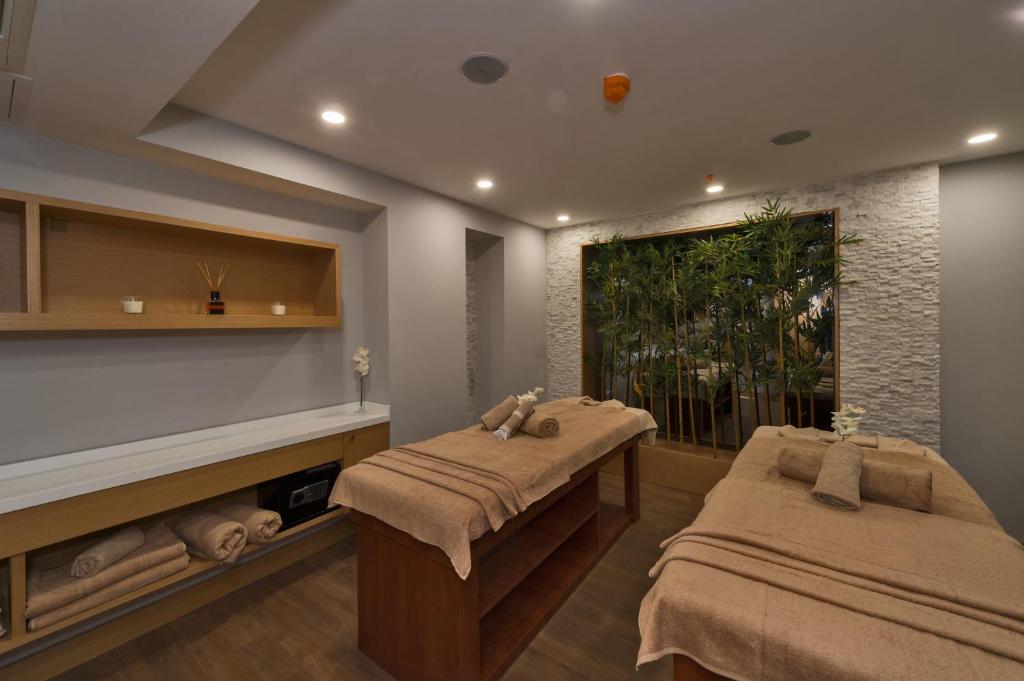 Hotel Boursier 1 & Spa - a massage room with two beds and a window at Hotel Boursier 1 &amp; Spa in Istanbul