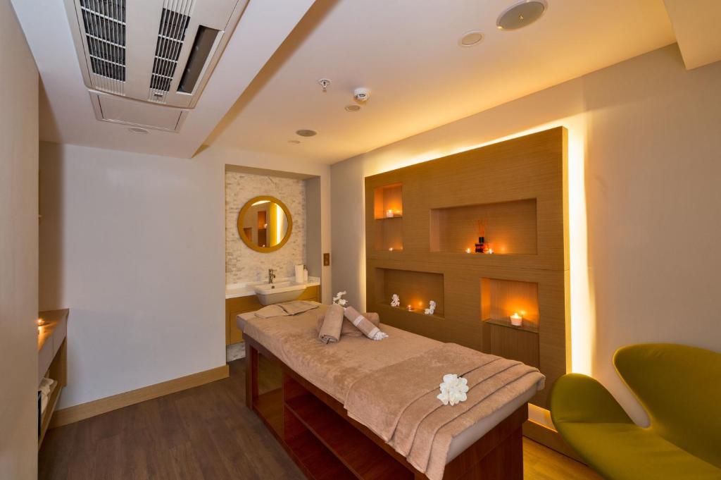 Hotel Boursier 1 & Spa - a bedroom with a bed and a sink in a room at Hotel Boursier 1 &amp; Spa in Istanbul