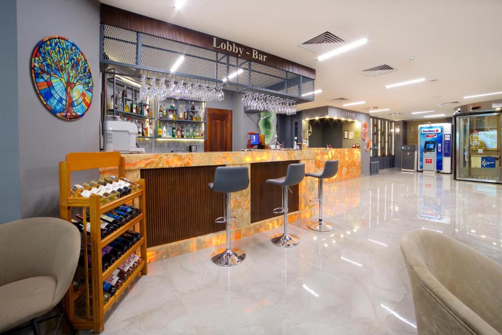 Hotel Bulvar Palas - a bar in a restaurant with stools at Hotel Bulvar Palas in Istanbul