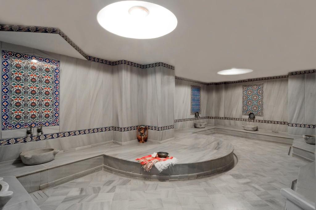 Hotel Buyuk Keban - a room with a stage with a person laying on the floor at Hotel Buyuk Keban in Istanbul