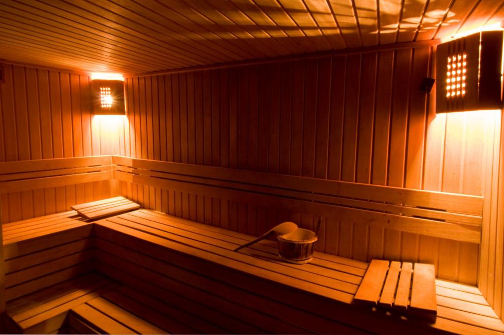 Hotel Buyuk Keban - a sauna with a bucket on a bench with a candle at Hotel Buyuk Keban in Istanbul