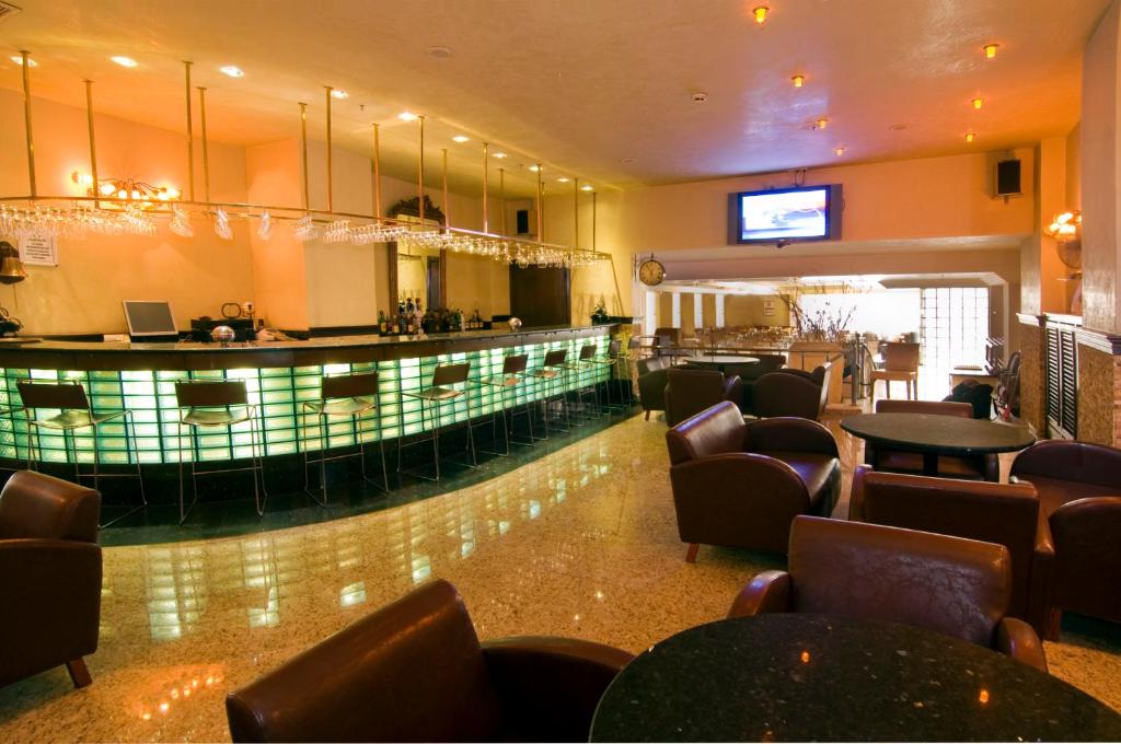 Hotel Buyuk Keban - a bar in a restaurant with tables and chairs at Hotel Buyuk Keban in Istanbul