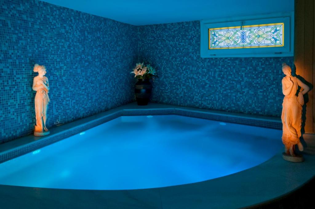 Hotel Buyuk Keban - two statues in a room with blue lights at Hotel Buyuk Keban in Istanbul