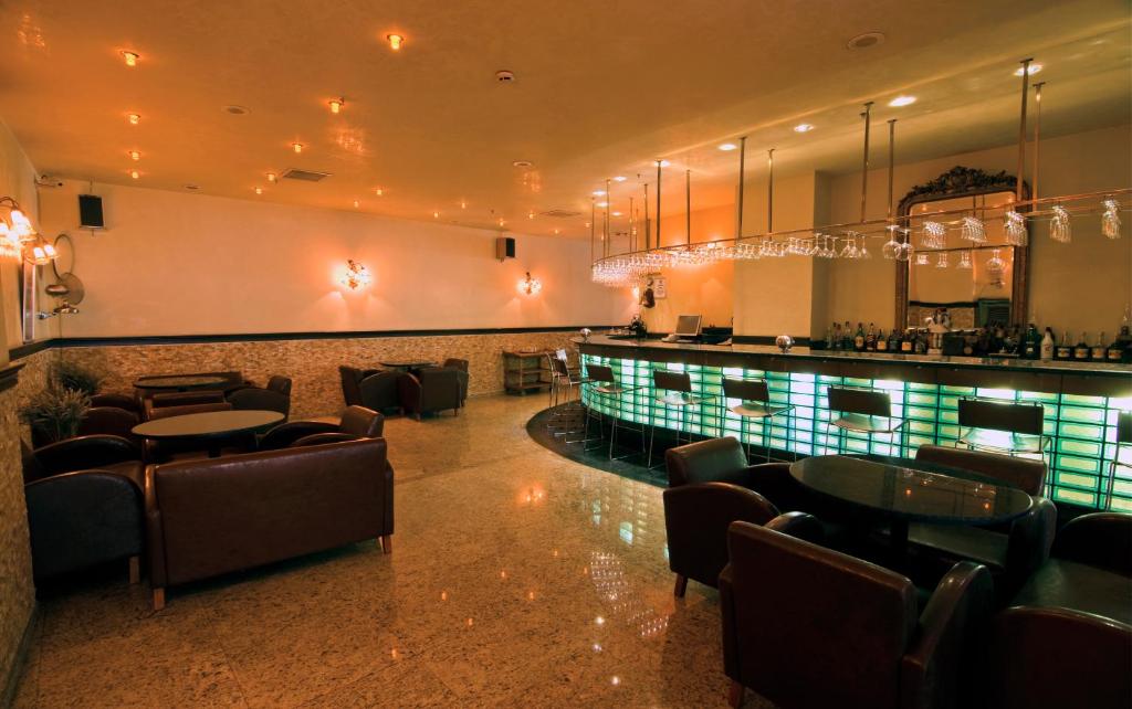 Hotel Buyuk Keban - a restaurant with tables and chairs and a bar at Hotel Buyuk Keban in Istanbul