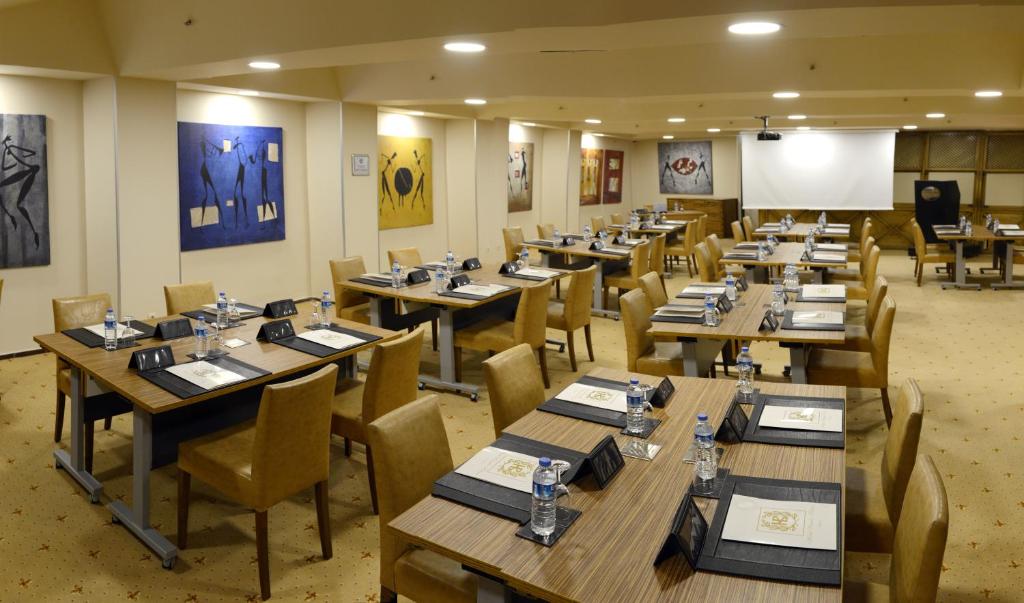 Hotel Buyuk Keban - a dining room with wooden tables and chairs at Hotel Buyuk Keban in Istanbul