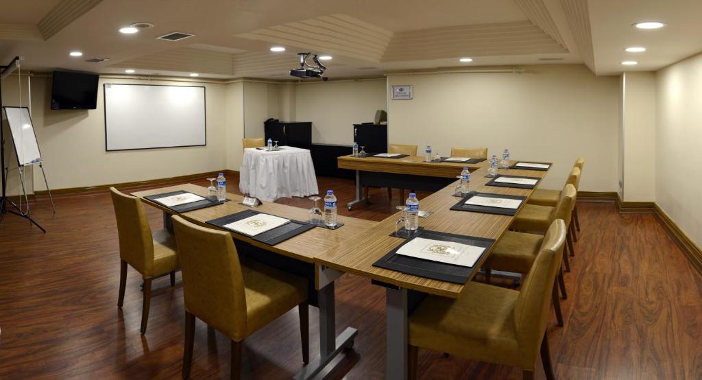 Hotel Buyuk Keban - a conference room with a long table and chairs at Hotel Buyuk Keban in Istanbul