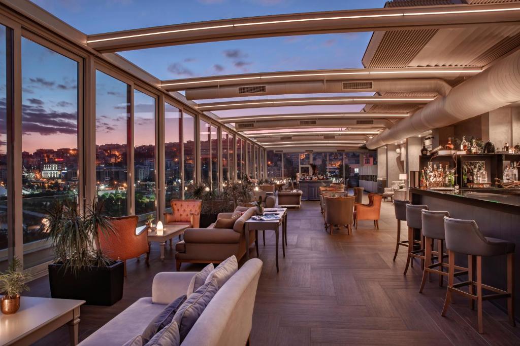 Lazzoni Hotel - a restaurant with a view of a city at Lazzoni Hotel in Istanbul
