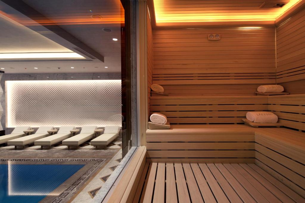 Lazzoni Hotel - a sauna with chairs and a swimming pool at Lazzoni Hotel in Istanbul