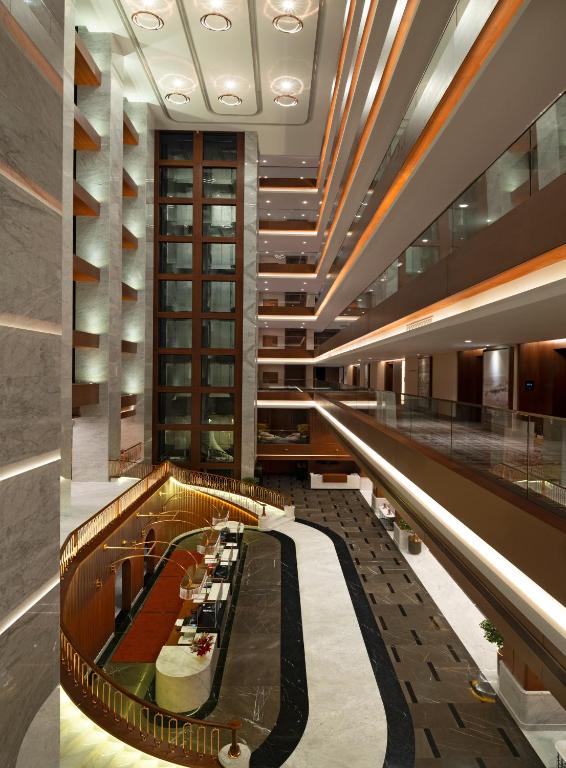 Mövenpick Hotel Istanbul Asia Airport - a lobby of a hotel with aasteryasteryasteryasteryasteryasteryasteryasteryastery at Mövenpick Hotel Istanbul Asia Airport in Istanbul