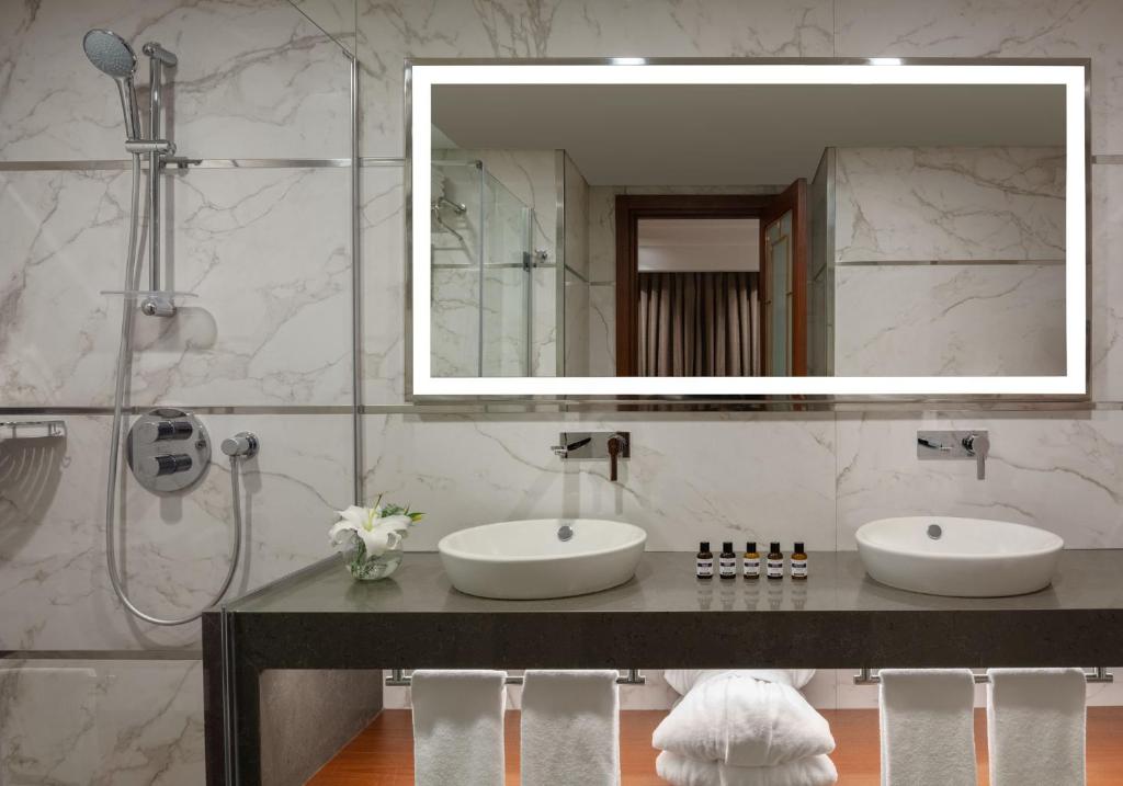 Mövenpick Hotel Istanbul Asia Airport - a bathroom with two sinks and a mirror at Mövenpick Hotel Istanbul Asia Airport in Istanbul