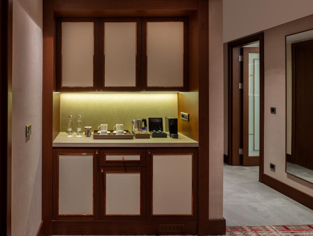 Mövenpick Hotel Istanbul Asia Airport - a room with a kitchen with a counter and a door at Mövenpick Hotel Istanbul Asia Airport in Istanbul
