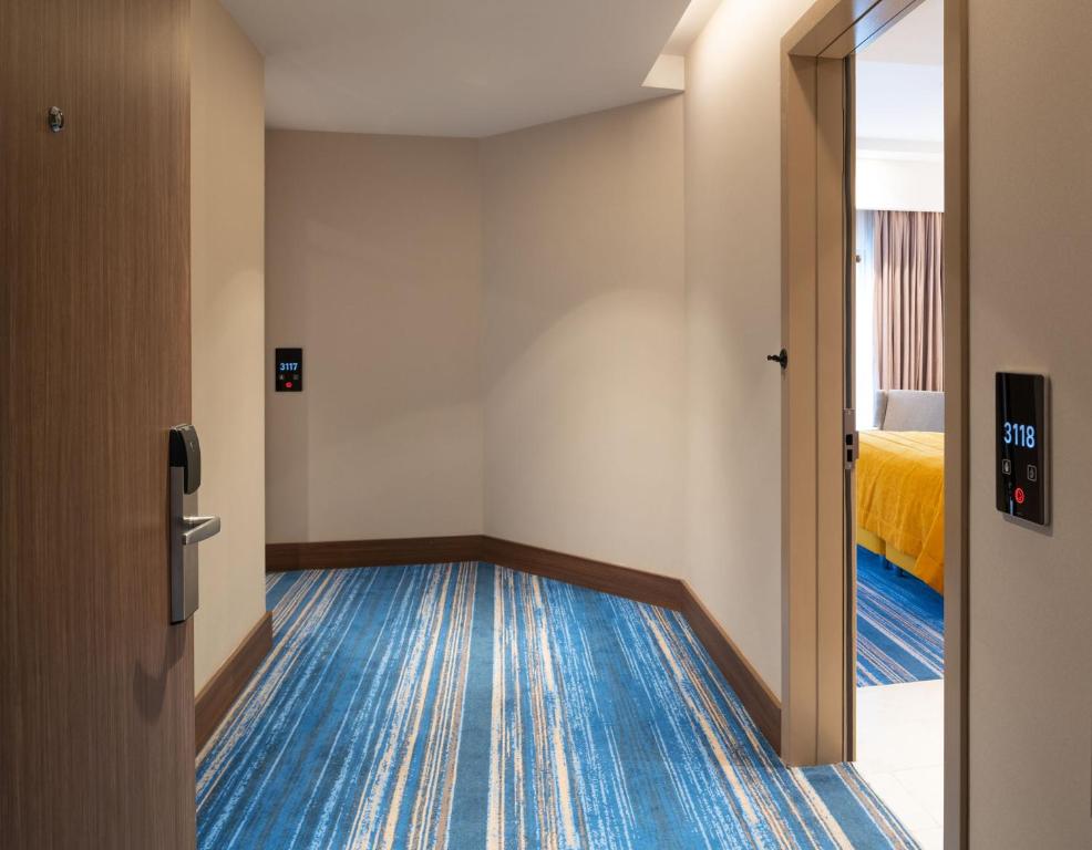 Mövenpick Hotel Istanbul Asia Airport - an empty room with a door leading to a bedroom at Mövenpick Hotel Istanbul Asia Airport in Istanbul