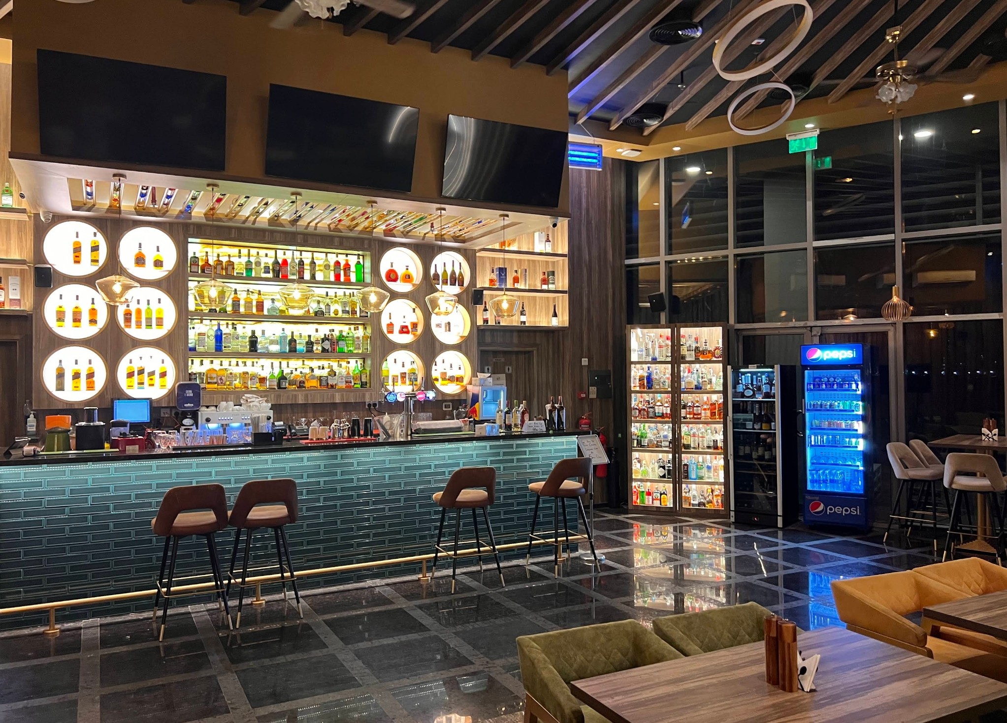 Super Breeze Bar & Restaurant