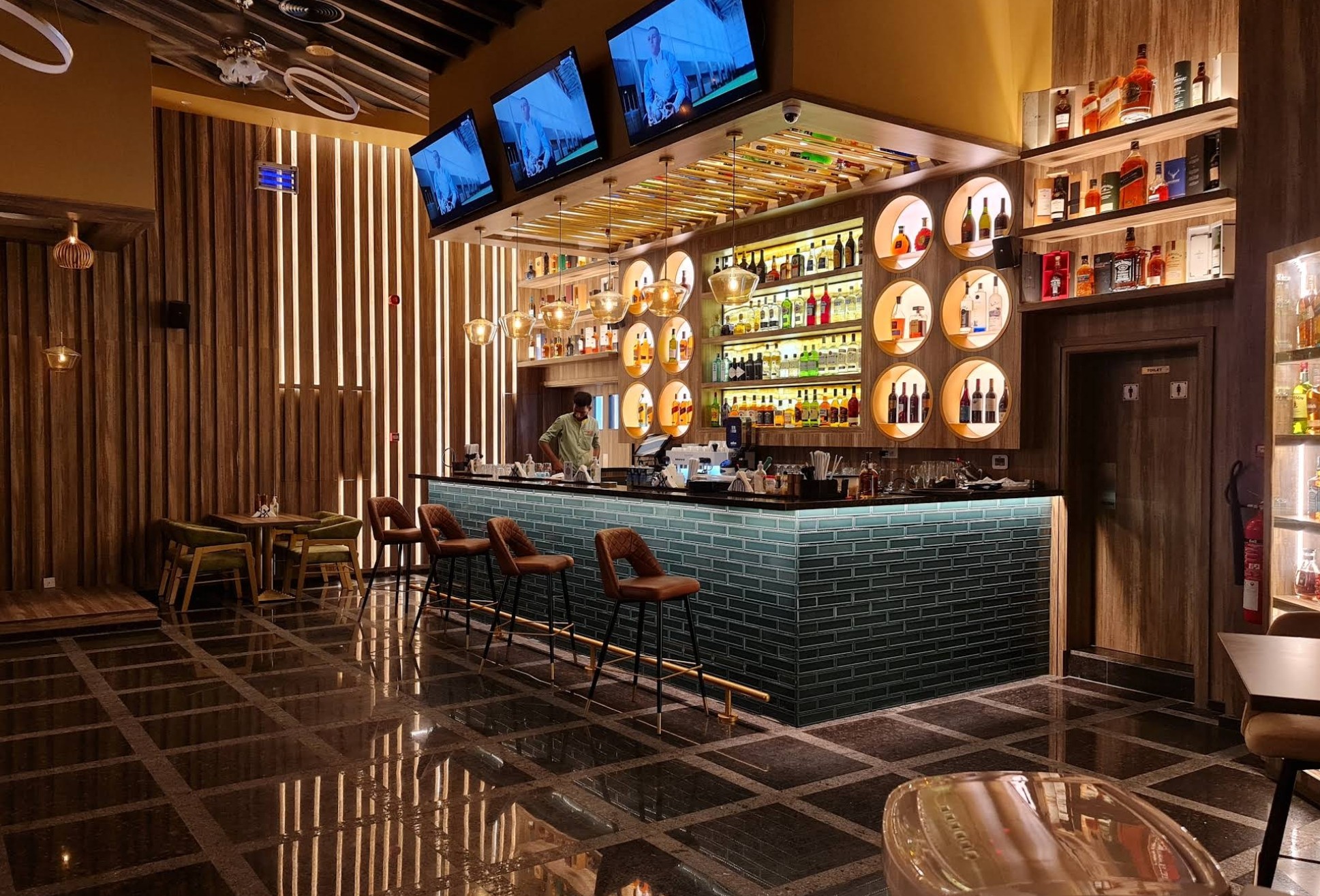 Super Breeze Bar & Restaurant