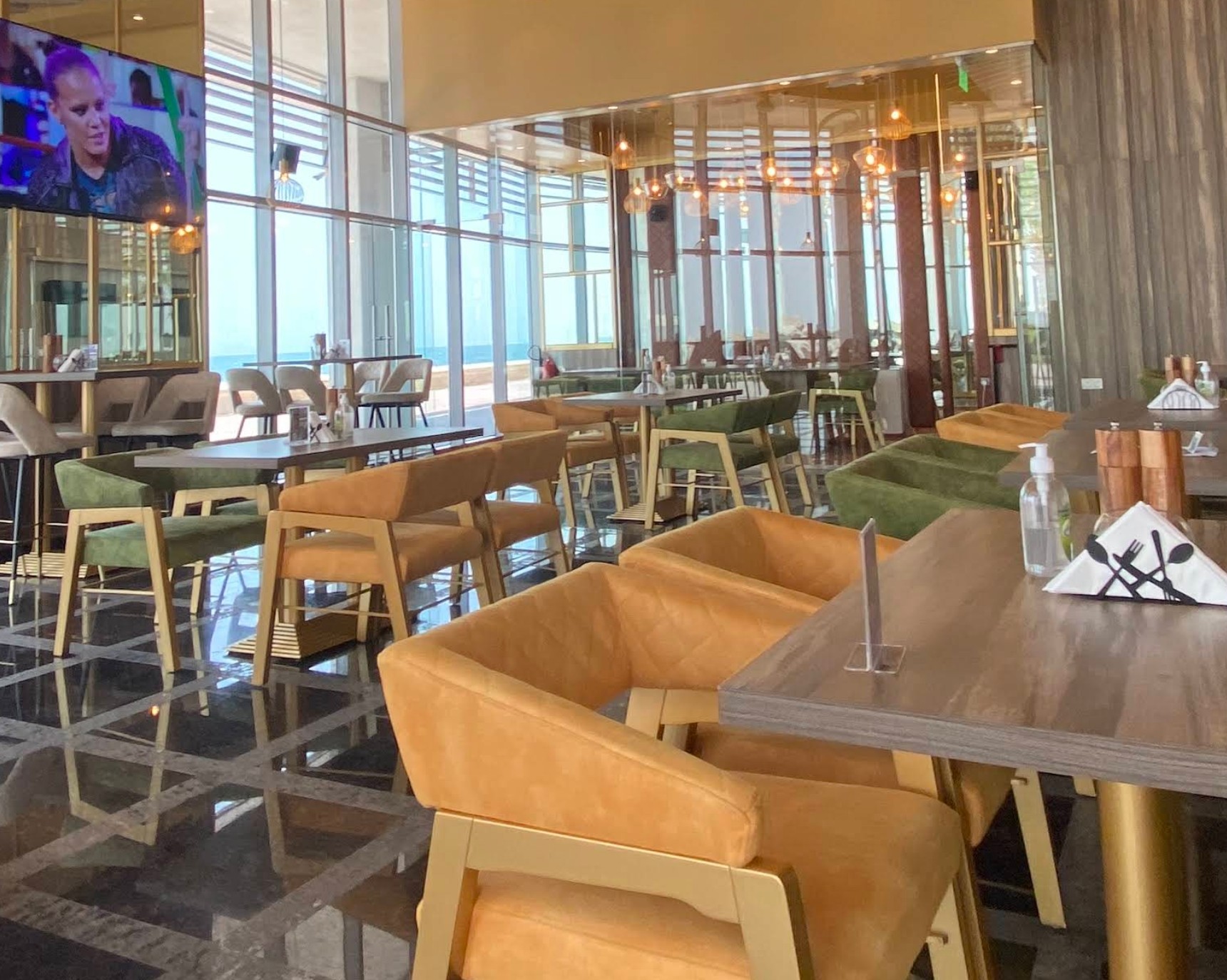 Super Breeze Bar & Restaurant
