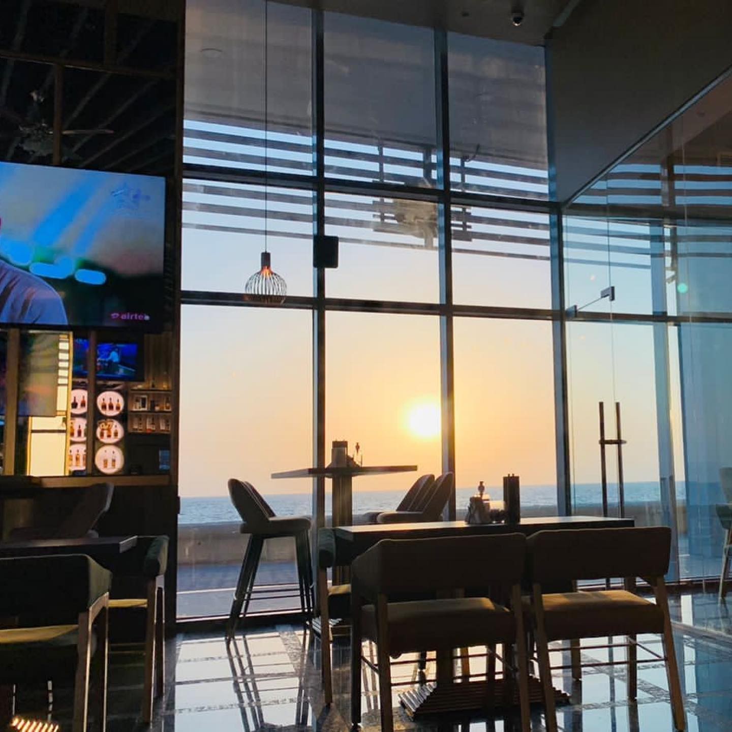 Super Breeze Bar & Restaurant