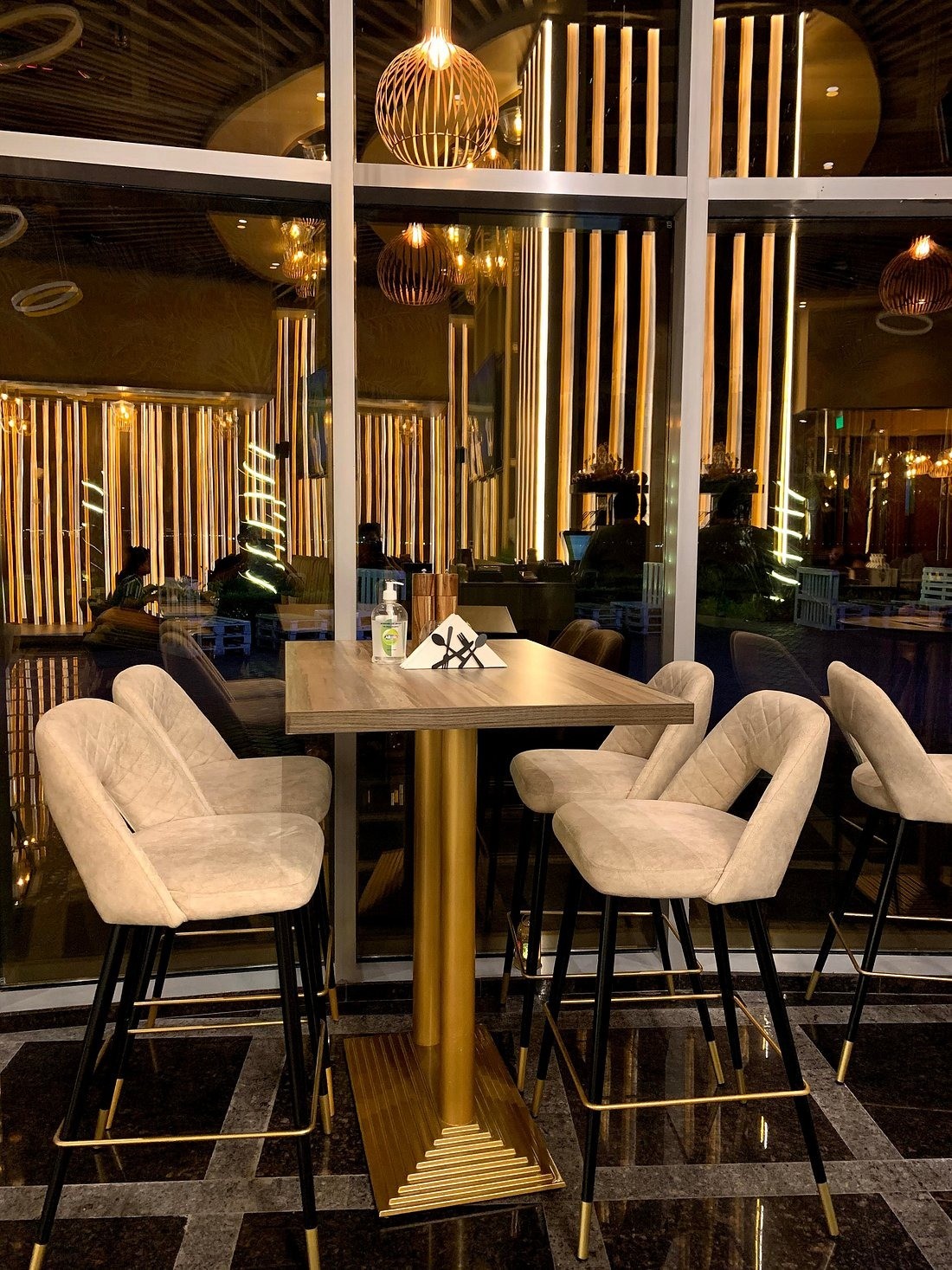 Super Breeze Bar & Restaurant