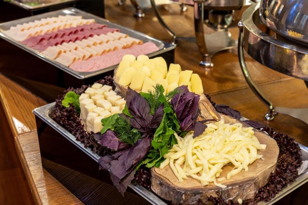 Food & Drinks