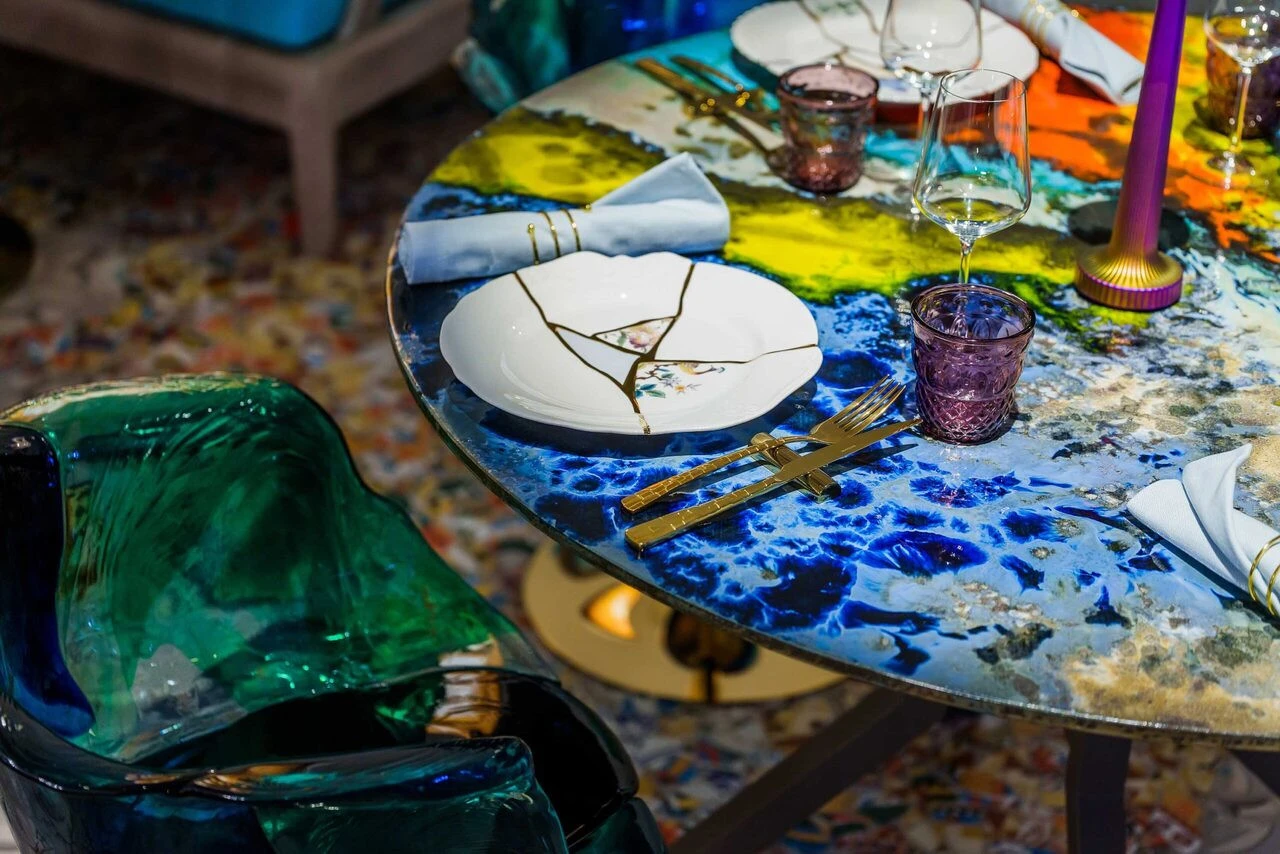 Colorful table setting at Gallery 7/40 Dubai with artistic decor.