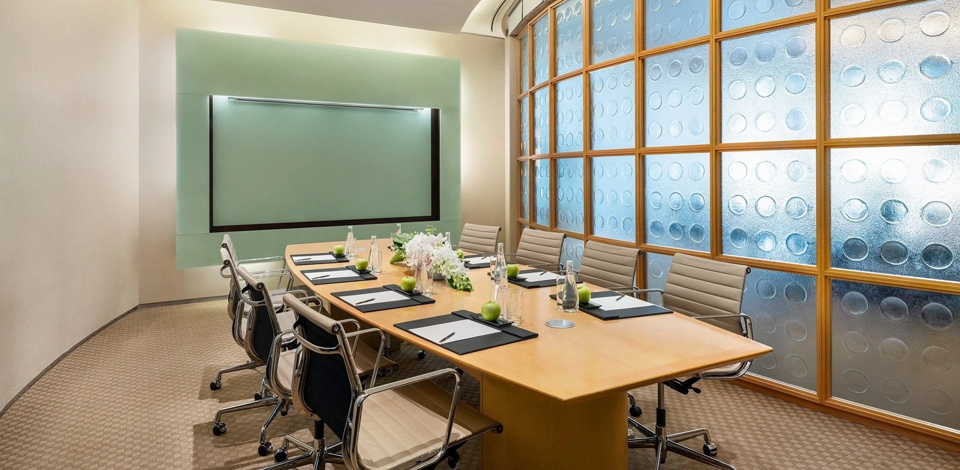Elegant meeting room at Shangri-La Dubai with modern furnishings.