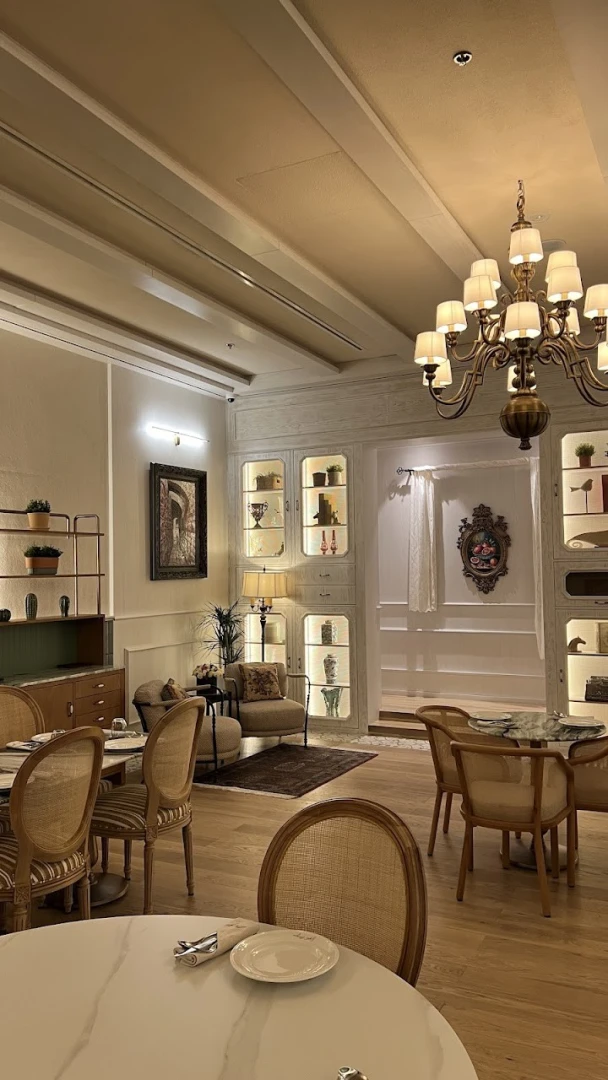 Cozy dining room with chandelier at Sufret Maryam, Dubai Al Wasl.