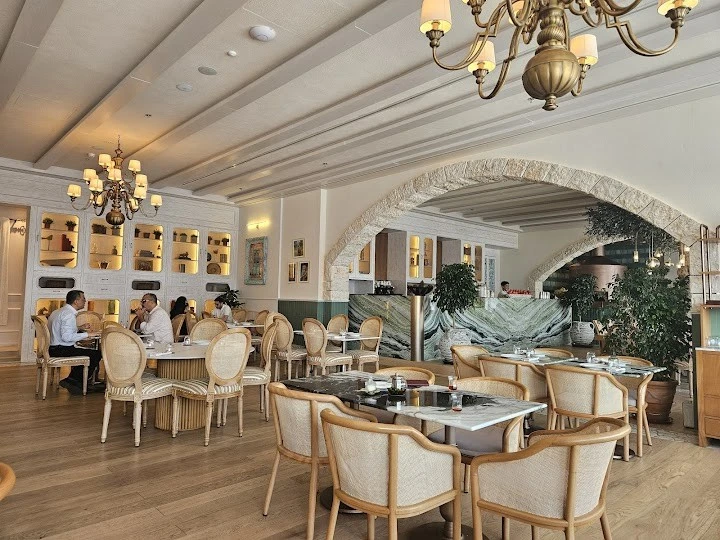 Spacious dining room with archways at Sufret Maryam, Dubai Al Wasl.