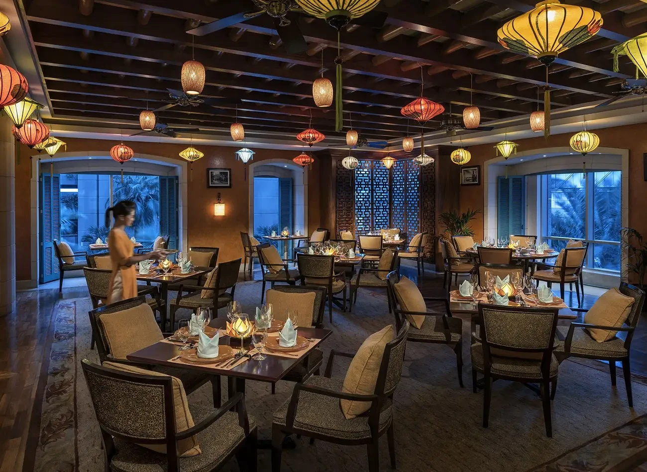 Elegant dining area with lanterns at Shangri-La Dubai.